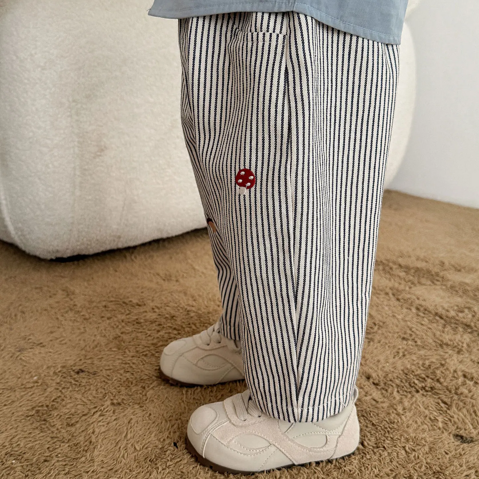 LittlePatch – Zacht & Comfortabel – Kinderbroek met Geborduurde Details
