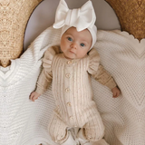 MiniAurora – Zacht & Elegant – Gebreide babypakje met engelenvleugels en hoofdband