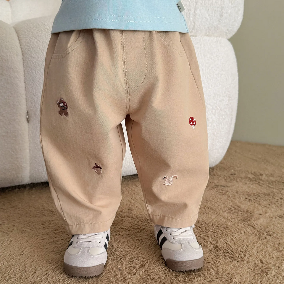 LittlePatch – Zacht & Comfortabel – Kinderbroek met Geborduurde Details