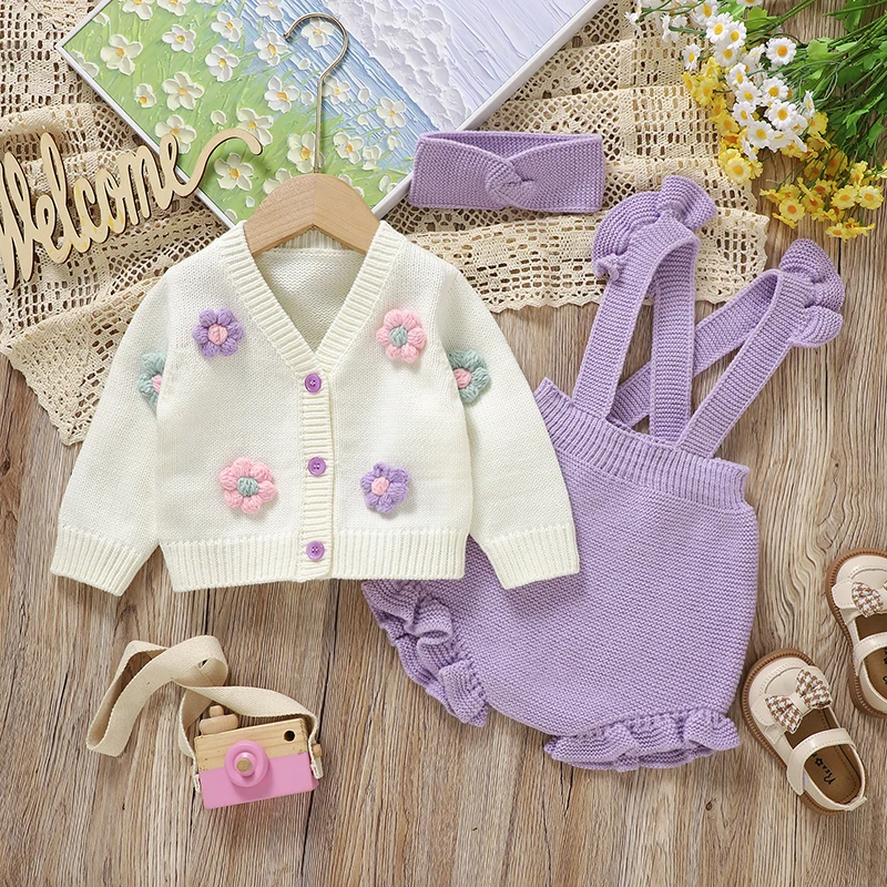 FloraKnit – Zacht & Schattig – Baby Outfit met Vestje, Tuinbroek en Haarband
