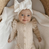 MiniAurora – Zacht & Elegant – Gebreide babypakje met engelenvleugels en hoofdband