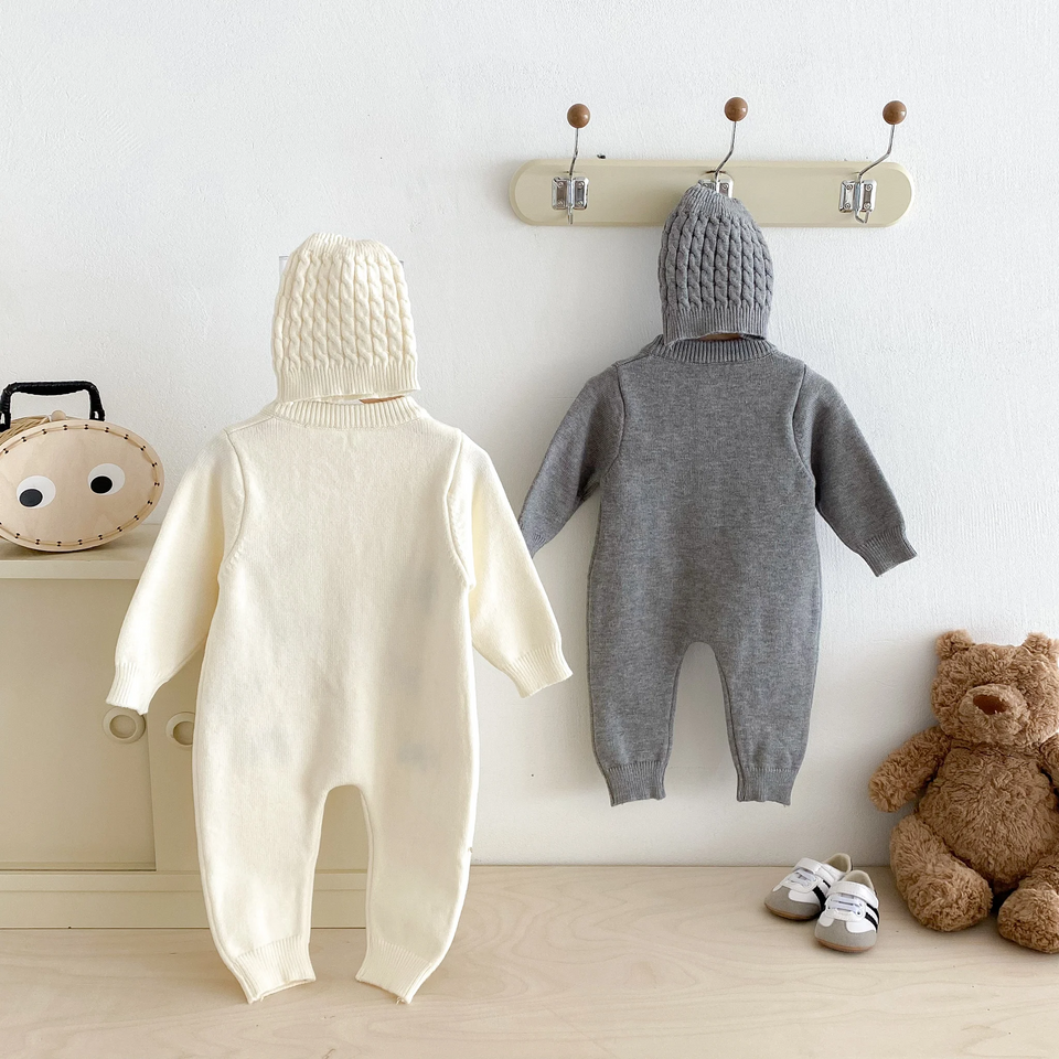 PlayfulKnit – Zacht & Schattig – Gebreid Baby Jumpsuit met Hondenprint