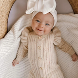 MiniAurora – Zacht & Elegant – Gebreide babypakje met engelenvleugels en hoofdband