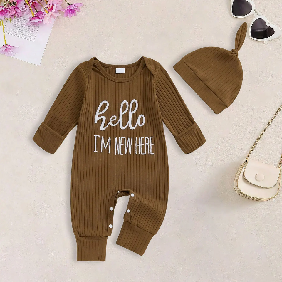CuddleBaby – Hi, I'm new here – Baby Jumpsuit met Beanie Set