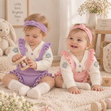 FloraKnit – Zacht & Schattig – Baby Outfit met Vestje, Tuinbroek en Haarband