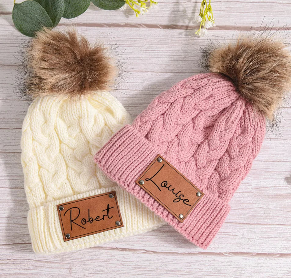 Mini Fashion™ - Eigen lettertype - Muts met pompon