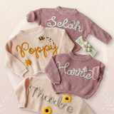 TinyStitch – Gepersonaliseerde Gebreide Naamtrui voor Baby’s & Kinderen