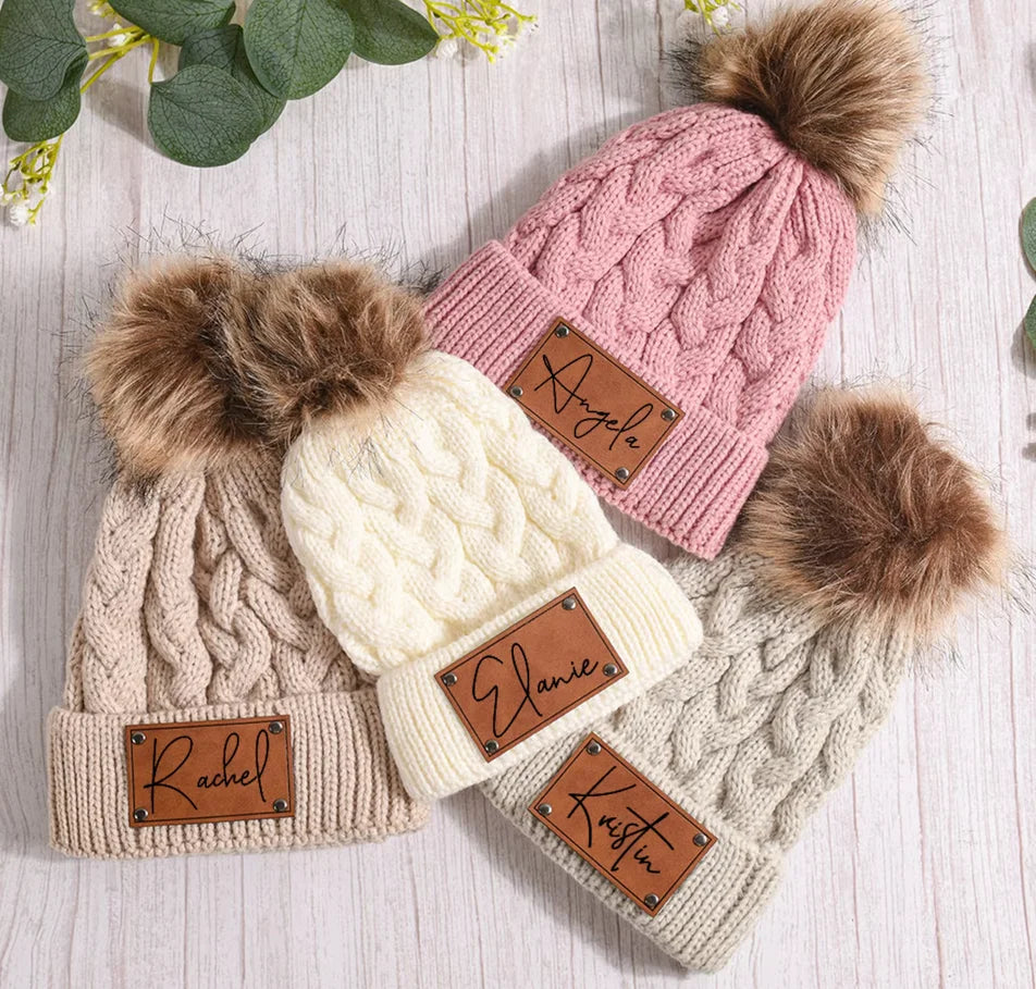 Mini Fashion™ - Eigen lettertype - Muts met pompon