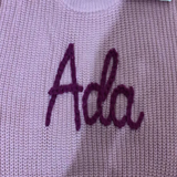 TinyStitch – Gepersonaliseerde Gebreide Naamtrui voor Baby’s & Kinderen
