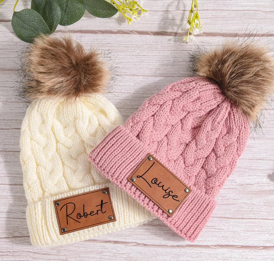 Mini Fashion™ - Eigen lettertype - Muts met pompon